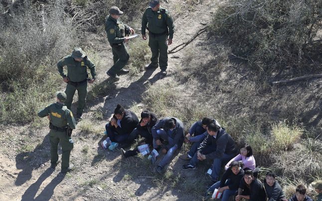 Autorităţile mexicane au prins 112 migranţi înghesuiţi într-un camion. Foto: adevarul.ro
