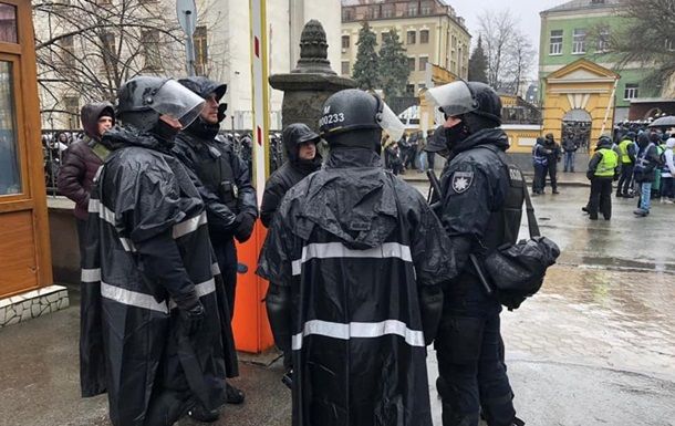 На акциях в Киеве около двух тысяч человек.