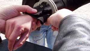 Suspectul a fost reţinut cîteva minute mai tîrziu pe traseul Cricova-Chişinău. 