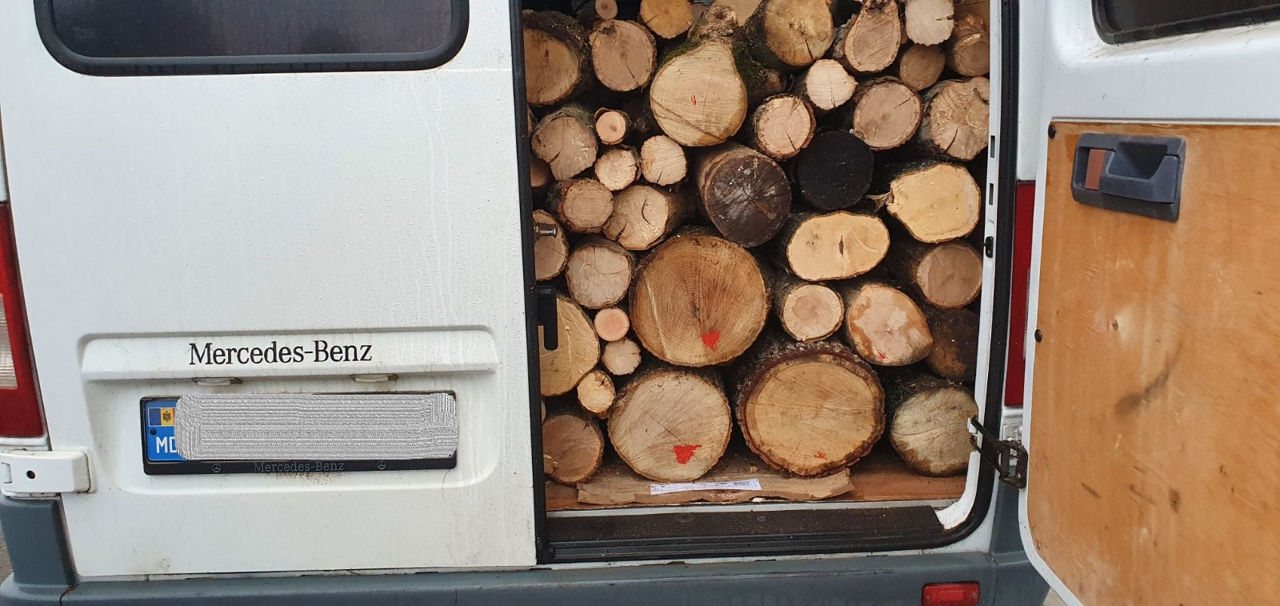 Un microbuz care transporta ilegal lemne, stopat la Nisporeni.