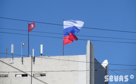 Украинские флаги севастопольцы сменили на государственный и андреевский. Фото: news.sevas.ua