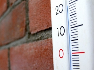 Începând de joi se răcește și mai mult. Local vor cădea averse slabe, iar mercurul din termometre abia de va urca până la +23 grade Celsius