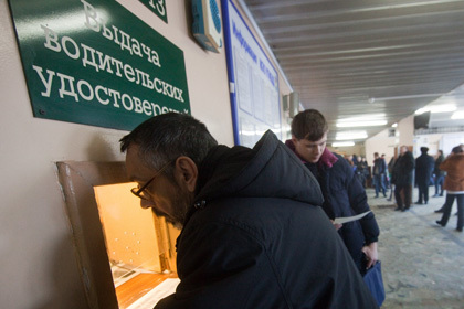 Все мигранты-водители транспортных компаний в России обязаны успеть к 7 мая 2014 года, сдать экзамены для получения российских прав. Закон приняли в мае прошлого года. Фото: lenta.ru