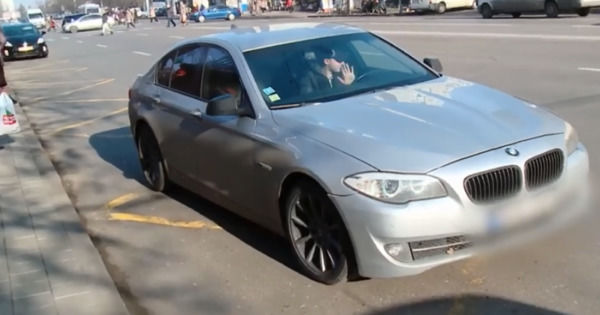 Столичные водители игнорируют запрещающую разметку на автобусных остановках.