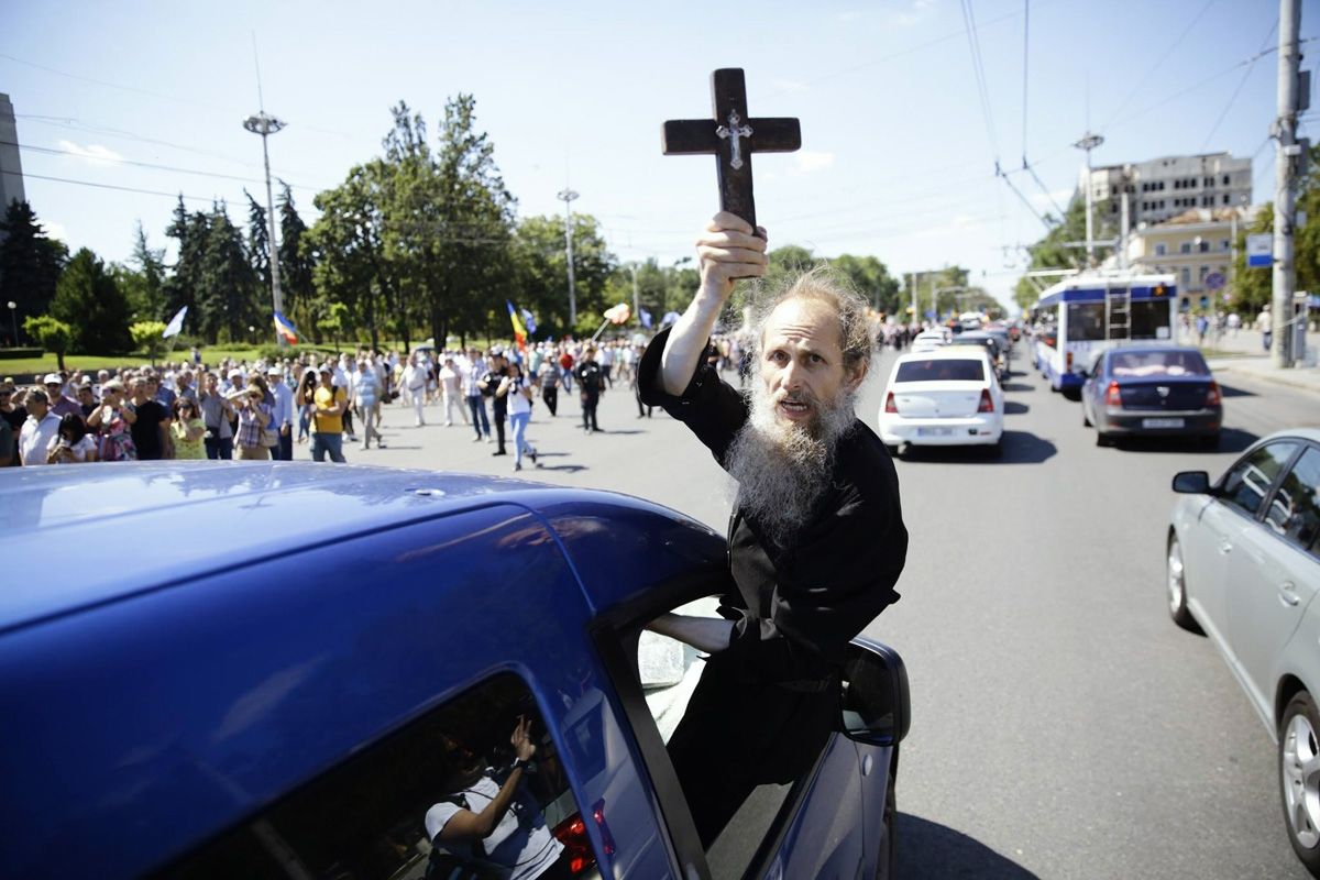 Poza zilei: Preot pe geamul maşinii în Capitală: Treb să șim cu Rusia, măi!. Foto: unimedia