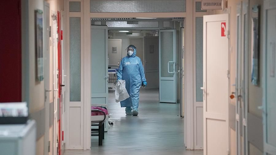 Вирусолог предупредил о риске перехода COVID-19 в хроническую форму.