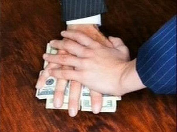 Следствие по этим делам продолжается, обвиняемым запрещено покидать территорию страны.