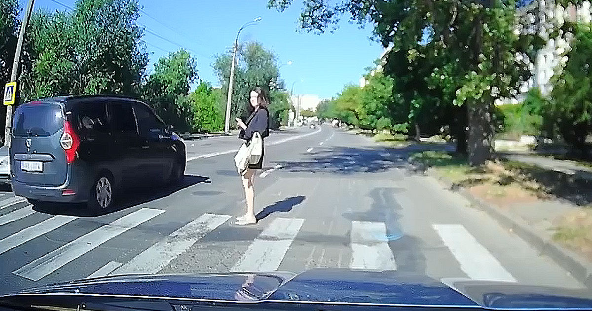 Девушку едва не сбил автомобиль на «зебре». Момент попал на видеорегистратор.