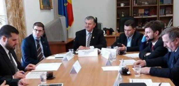 Dan Stoenescu şi membrii comisiei au vizat importanţa finanţării de proiecte lansată de DPRRP. Foto: timpromânesc.ro