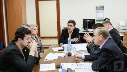 Raisa Apolschii şi Alexandru Stoianoglo, care se numără printre autorii proiectului, nu au răspuns la telefon pentru a comenta.