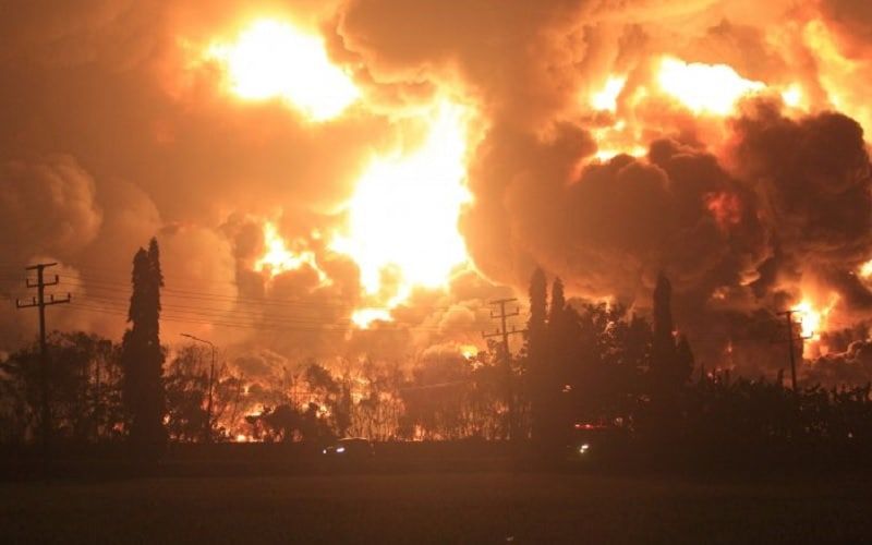Мощный взрыв прогремел на нефтеперерабатывающем заводе в Индонезии.