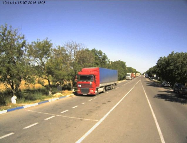 Zeci de masini stau in rand la vama ucraineana.
