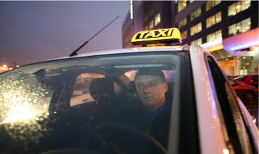 Taximetriştii sugerează călătorilor să-şi pună deoparte mai mulţi bani pentru transport.  
