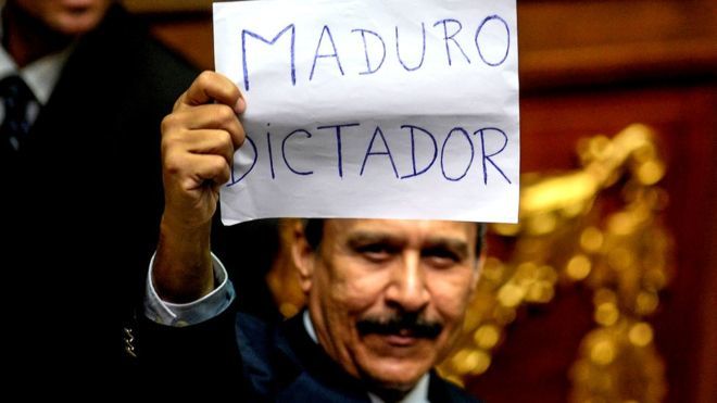 Парламент Венесуэлы обвинил Мадуро.