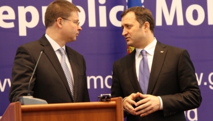 Demnitarul leton a mai spus că este la curent cu situaţia politică internă din Republica Moldova, dar speră că aceasta nu va influenţa activitatea instituţiilor statului şi va merge în continuare pe calea integrării europene. 
