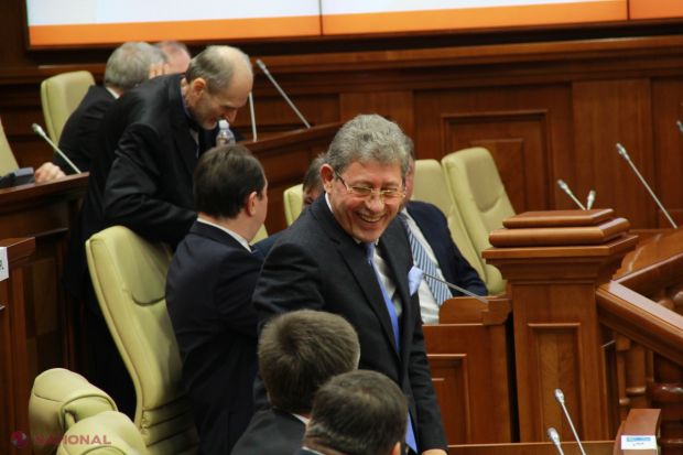 Ghimpu a promis astăzi, în plenul Parlamentului, că se va lăsa de fumat.