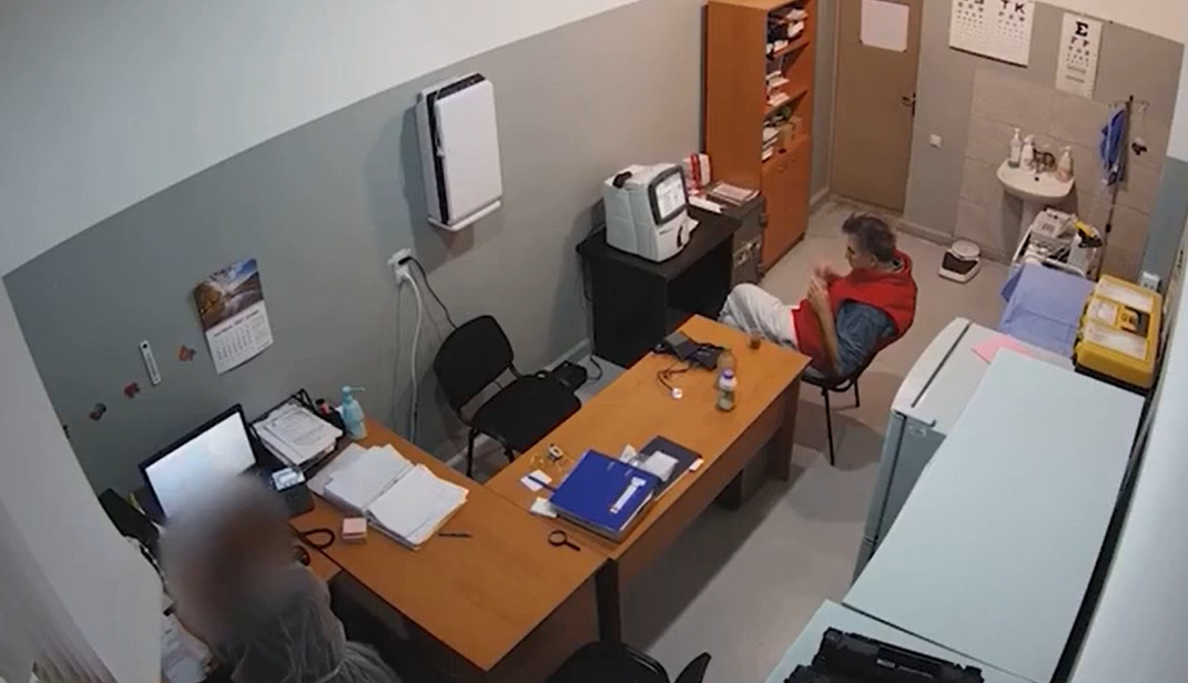Появилось видео, на котором Саакашвили ест, несмотря на голодовку.