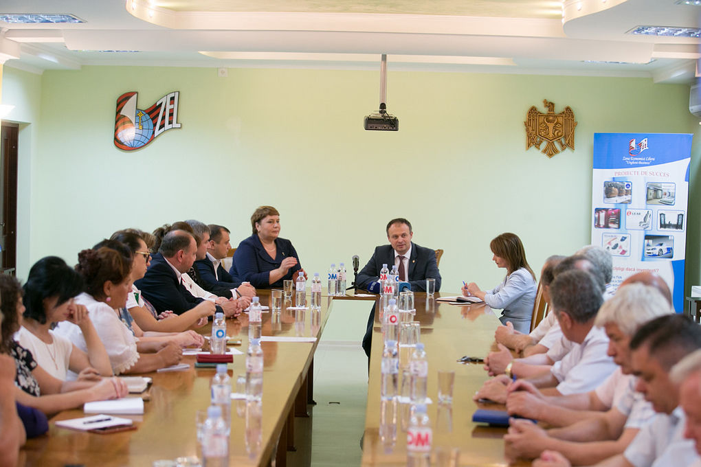 Candu a prezentat beneficiile tichetelor de masă oamenilor de afaceri din Ungheni. Foto: parlament.md