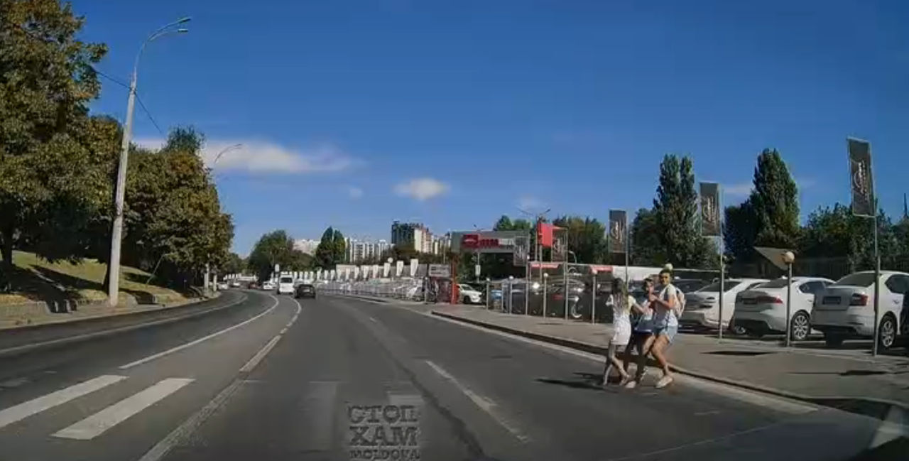В Кишиневе водитель едва не сбил мать с детьми на пешеходном переходе.