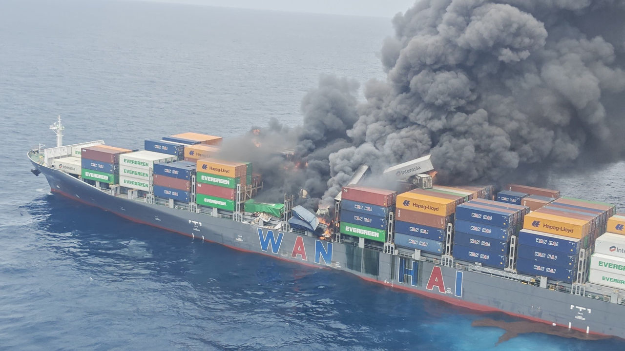 Un portcontainer cu marfă periculoasă nu poate fi stins de trei zile în largul coastei Indiei.
