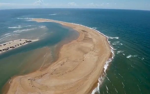 На видео сняли "всплывший" остров, ставший хитом.