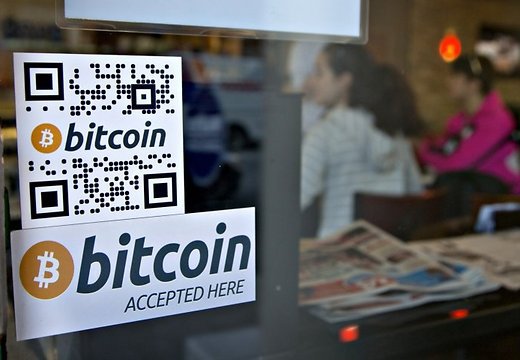 Bitcoin (биткоин или биткойн) - одна из самых популярных альтернатив традиционным валютам. Фото: delfi.lv