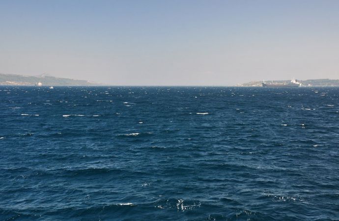 Пролив ведет к Мраморному морю, которое соединяет территорию Турции с ее торговым и промышленным центром — Стамбулом.