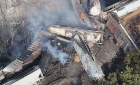 Un camion a încercat să traverseze calea ferată, dar a fost izbit de un tren.