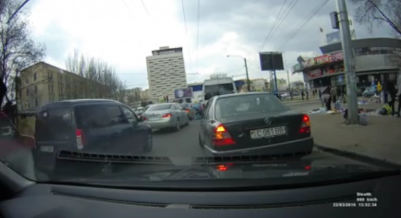 Cea mai nouă escrocherie de făcut bani în trafic, surprinsă în Chișinău de un șofer.