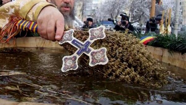 Zeci de tone de agheasmă vor fi împărţite credincioşilor. Foto:npaginadefolos.blogspot.md