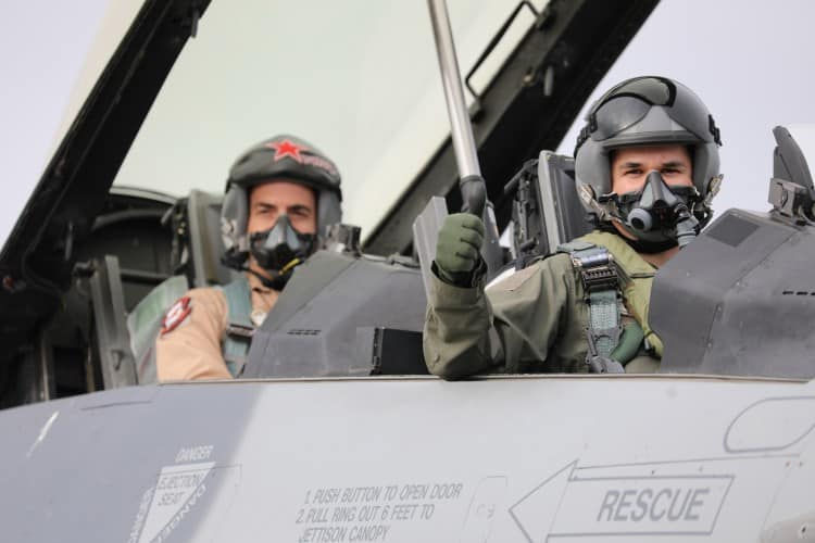 Румынские летчики начали осваивать F-16 в центре, где будут учиться и украинцы.