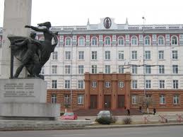 După mesajele de salut, participanţii la conferinţă au început să lucreze în plen. Foto: chisinaucentru.md