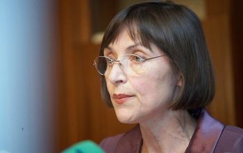 Totodată, deputatul liberal a criticat opoziţia comunistă pentru poziţia adoptată pe marginea legii anti-discriminare