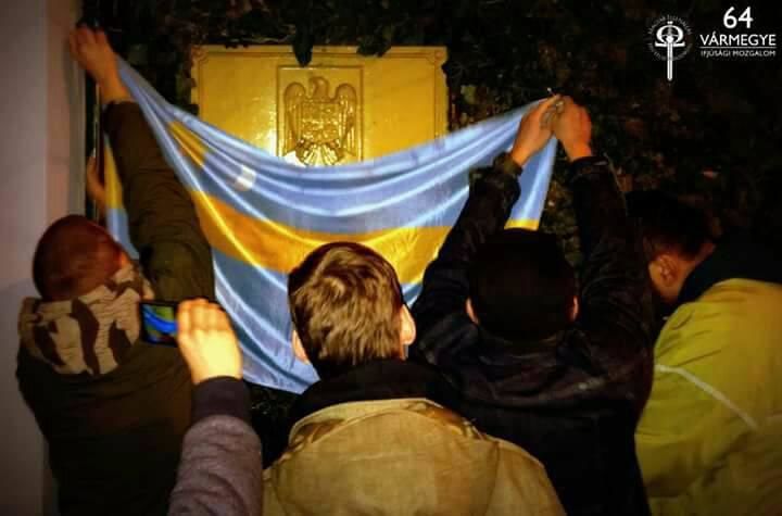 Placa Ambasadei României din Ungaria, acoperită cu steagul Ținutului Secuiesc.
