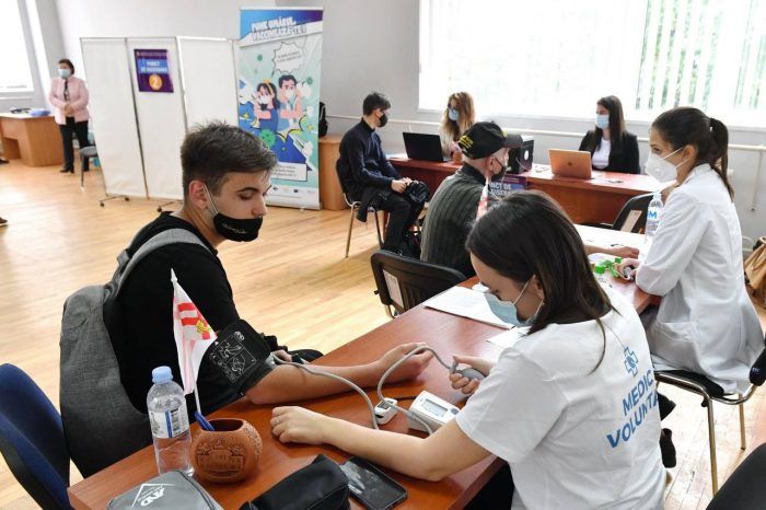 В Кишинёве привились студенты Экономической академии и Технического университета.