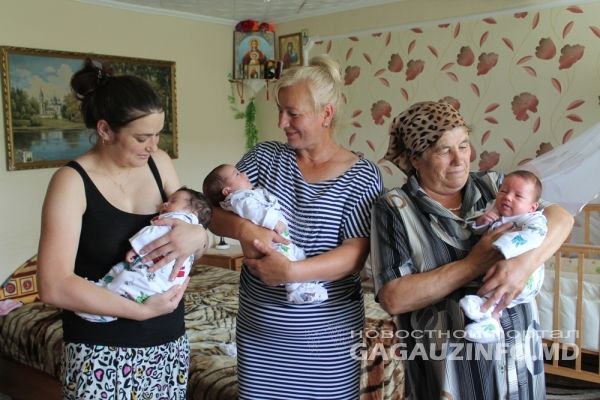 У молодой семьи Казмалы из села Дезгинжа родилась тройня.