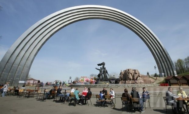 Арка Дружбы народов в Киеве.