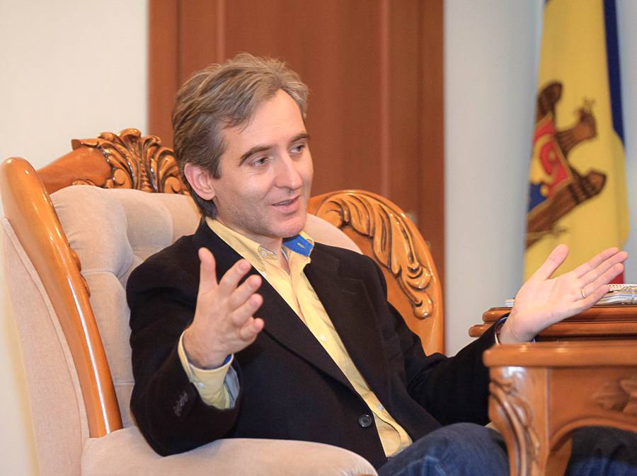 Unii internauți au remarcat faptul că acestea sunt rudimentare și s-au întrebat dacă nu cumva Guvernul este în căutare de designeri pentru niște machete mai inspirate.