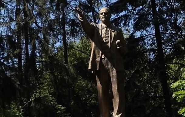 Памятник должны были демонтировать еще два года назад в рамках закона о декоммунизации.