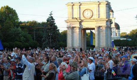 Участники акции протеста говорят, что настроены решительно остаться в центре города.