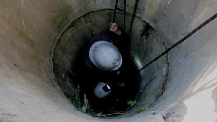 Жительница Дондюшан провалилась в заброшенный колодец.