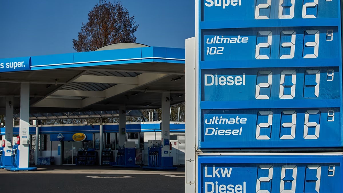 Prețul petrolului s-a ieftinit, iar al benzinei nu: Europa încă nu resimte scăderea.