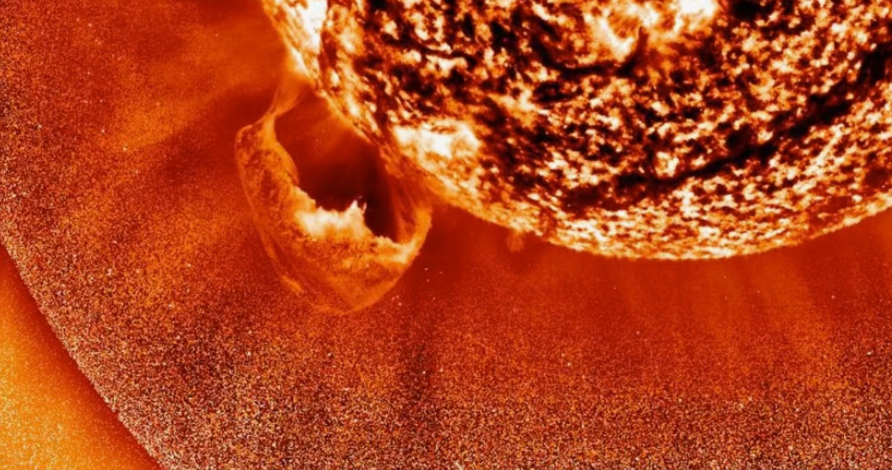 De 10 ori mai mare decât Pământul: A fost obținută imaginea unei tornade uriașe și a erupții de plasmă pe Soare.