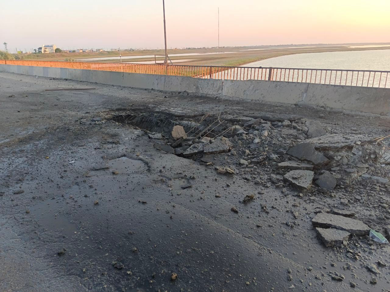 По мостам на дороге в Крым нанесен ракетный удар.