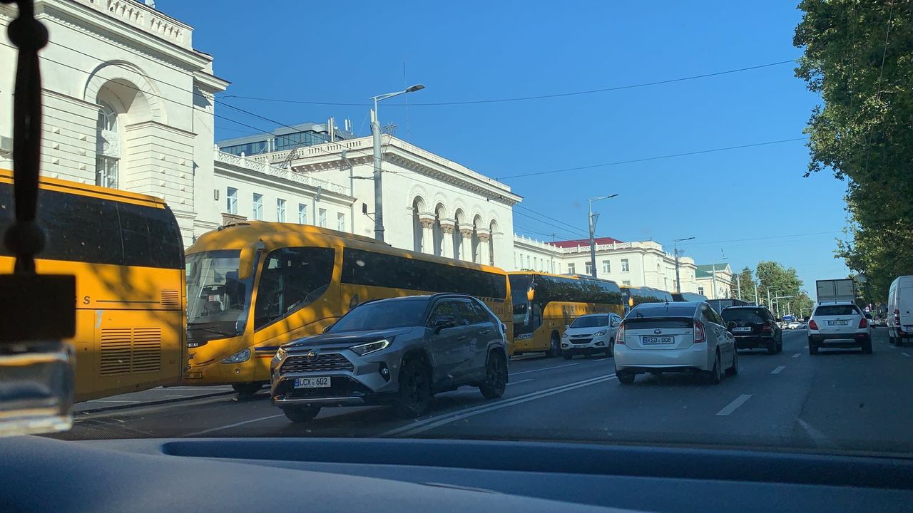 Экономический агент блокировал часть дороги у Генпрокуратуры в знак протеста.