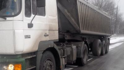 Un autocamion "KAMAZ 5410" a fost reţinut de oamenii legii, în localitatea Cupcini, raionul Edineţ, pentru verificări.
