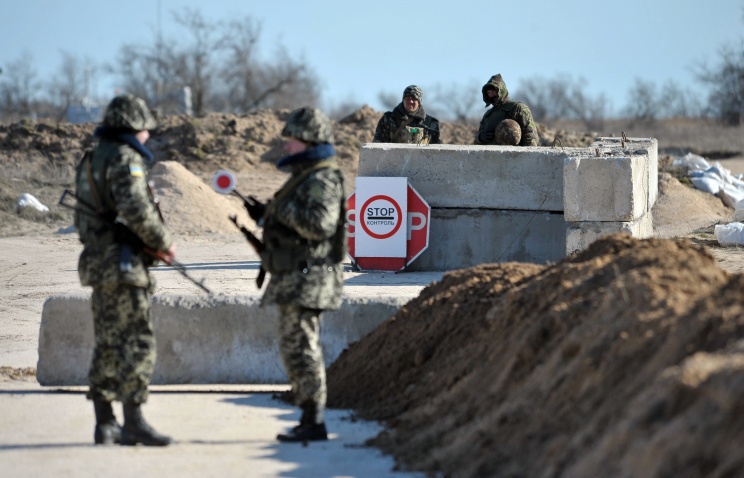 Блокпост возле села Стрелковое на границе с Крымом. Фото: EPA/IVAN BOBERSKYY