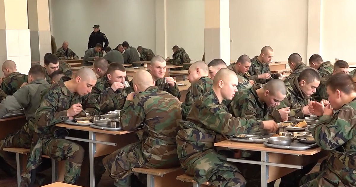 В Молдове изменят меню солдат: будет меньше хлеба и больше мяса.