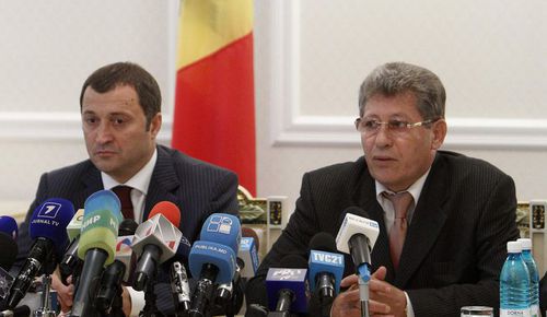 Politicienii mint când ne spun că trebuie să alegem în acest an între “viitorul european” și “întoarcerea în trecutul comunist”.