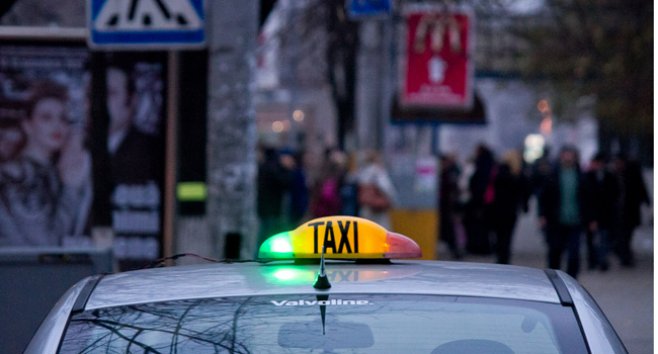 Potrivit plângerii domnișoarei, individul a avut un comportament violent după ce clienta i-a solicitat în limba română să fie transportată la o adresă din Chișinău.